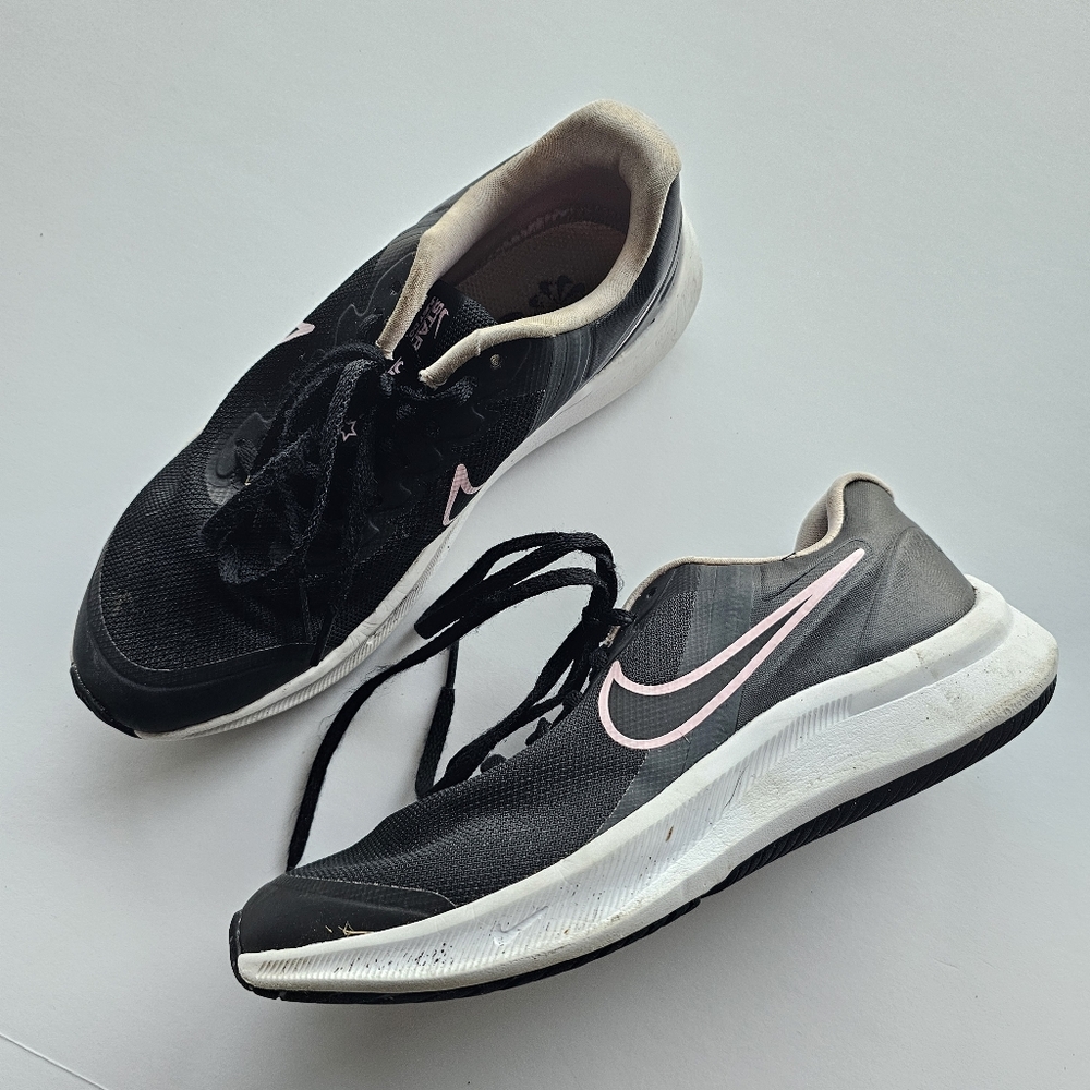 Nike Girls Black and Pink Athletic Shoes Sneakers 4.5 US